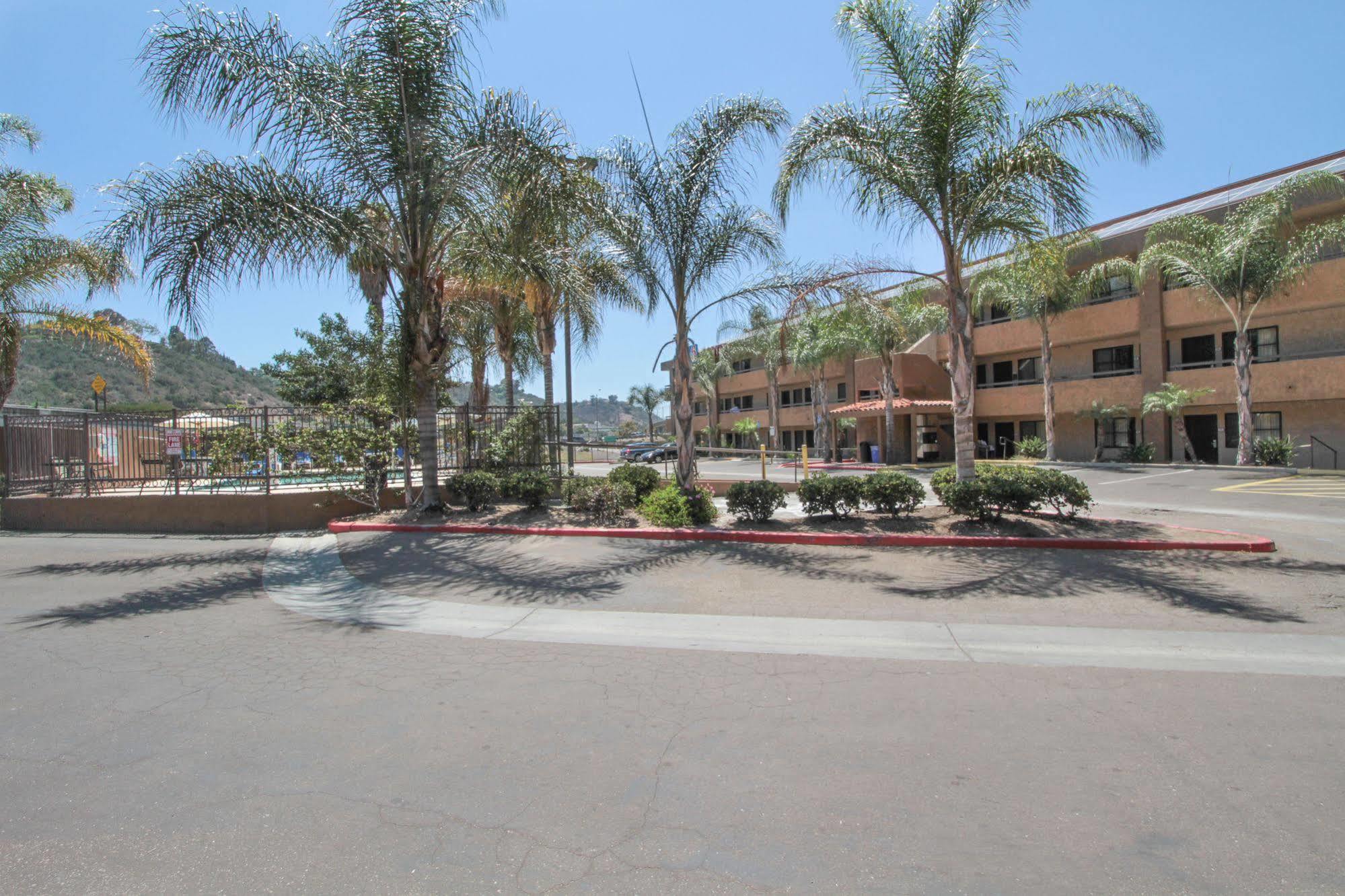 Motel 6 San Diego - Mission Valley Exterior photo