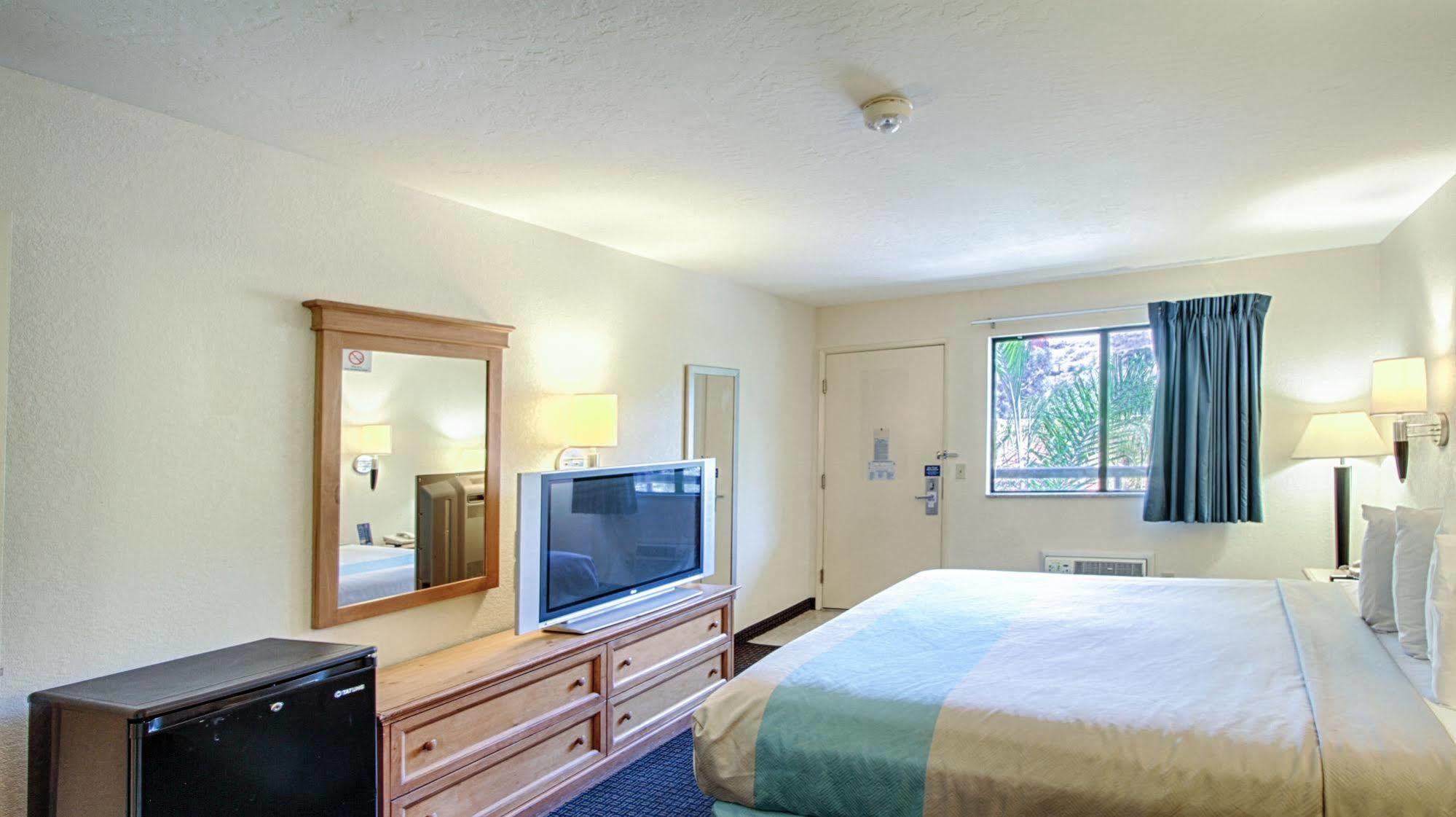 Motel 6 San Diego - Mission Valley Exterior photo