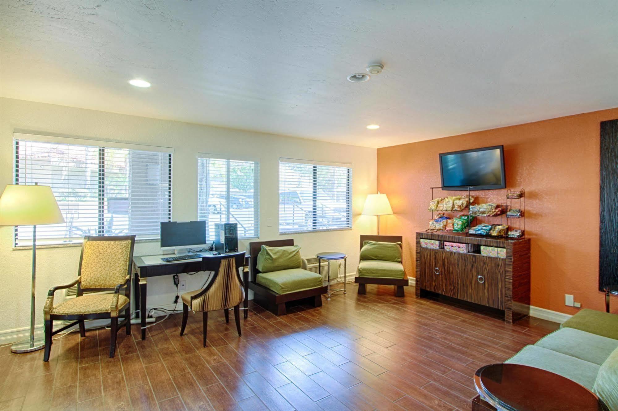 Motel 6 San Diego - Mission Valley Exterior photo