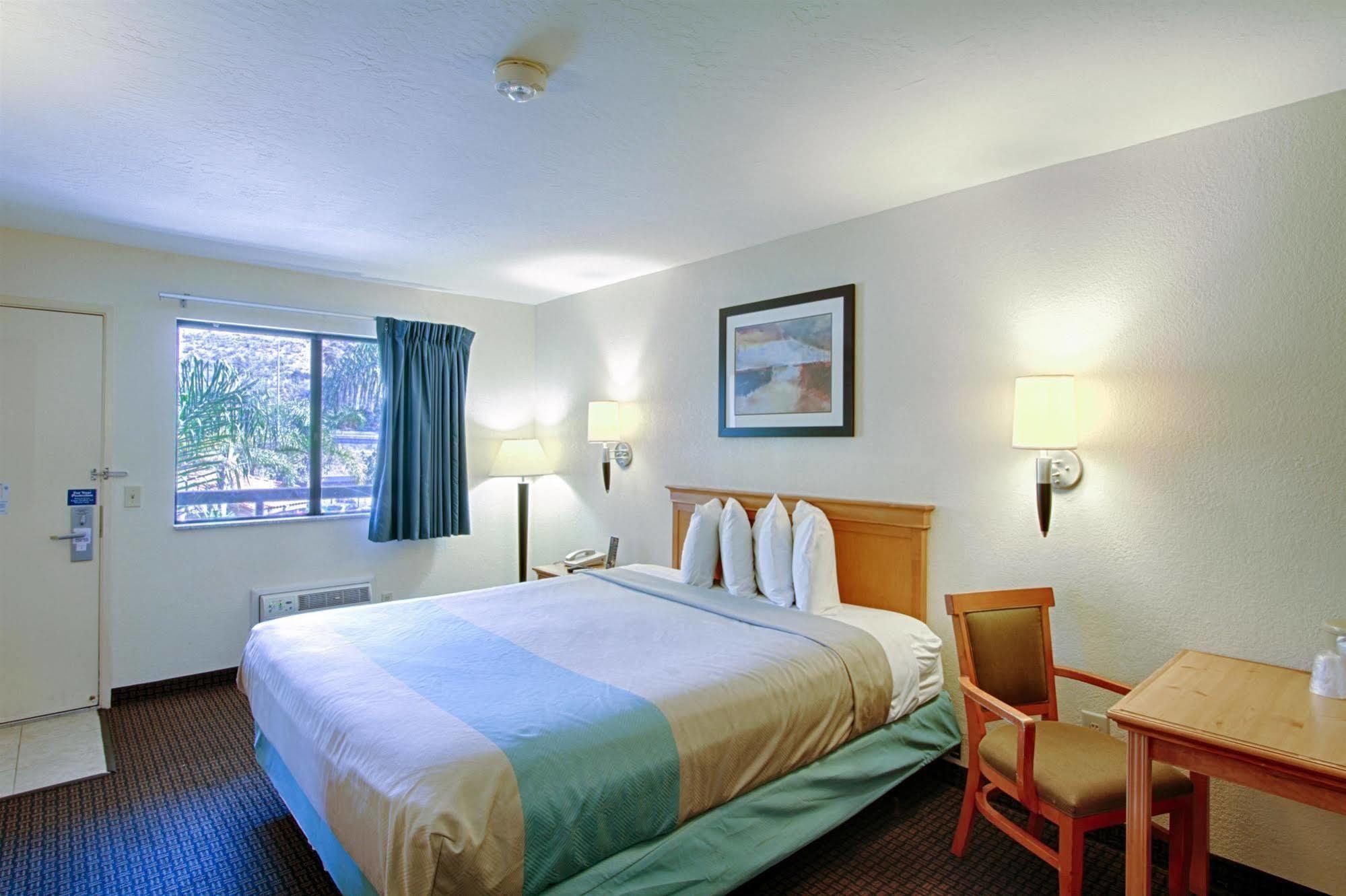 Motel 6 San Diego - Mission Valley Exterior photo