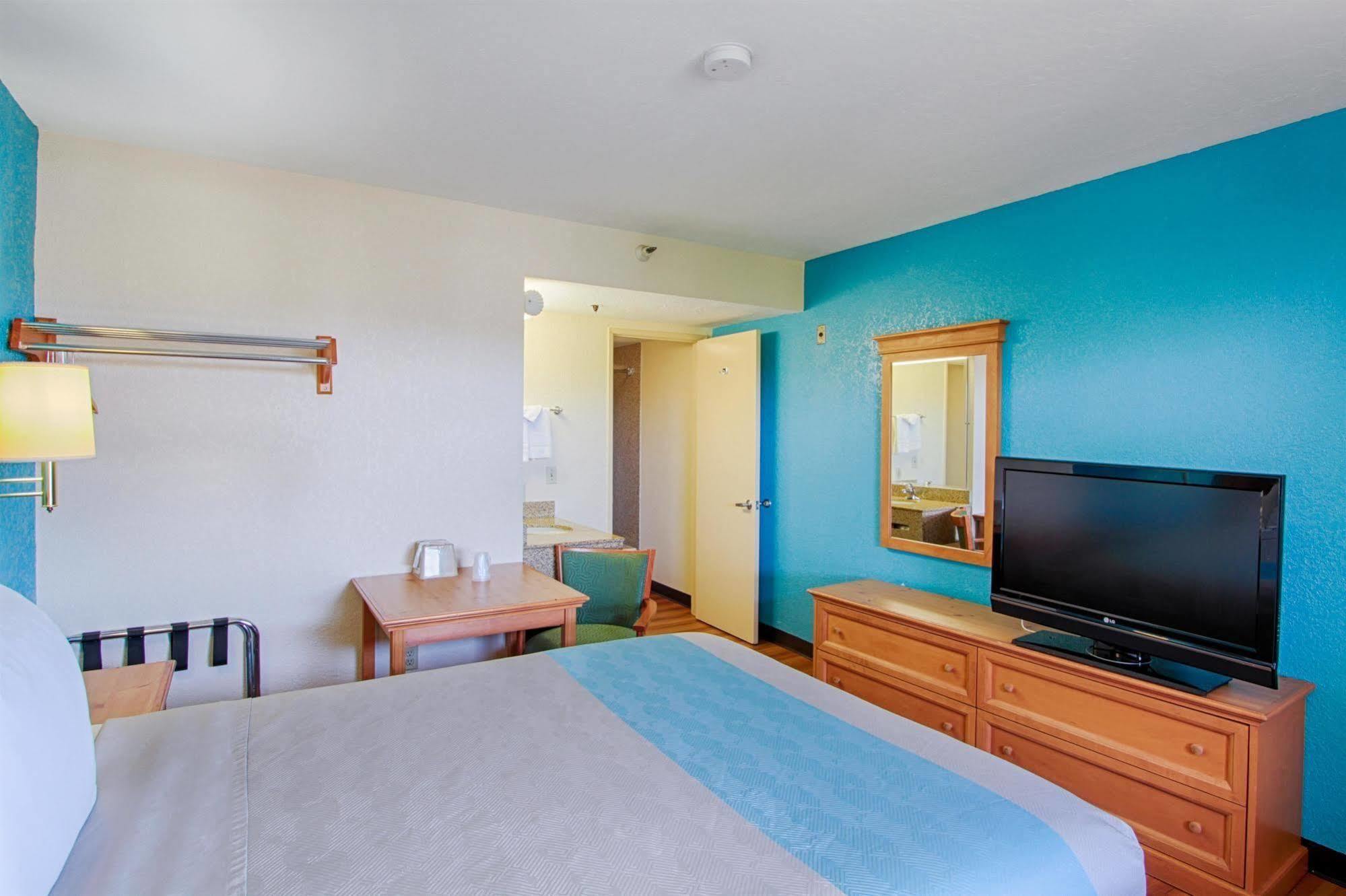Motel 6 San Diego - Mission Valley Exterior photo