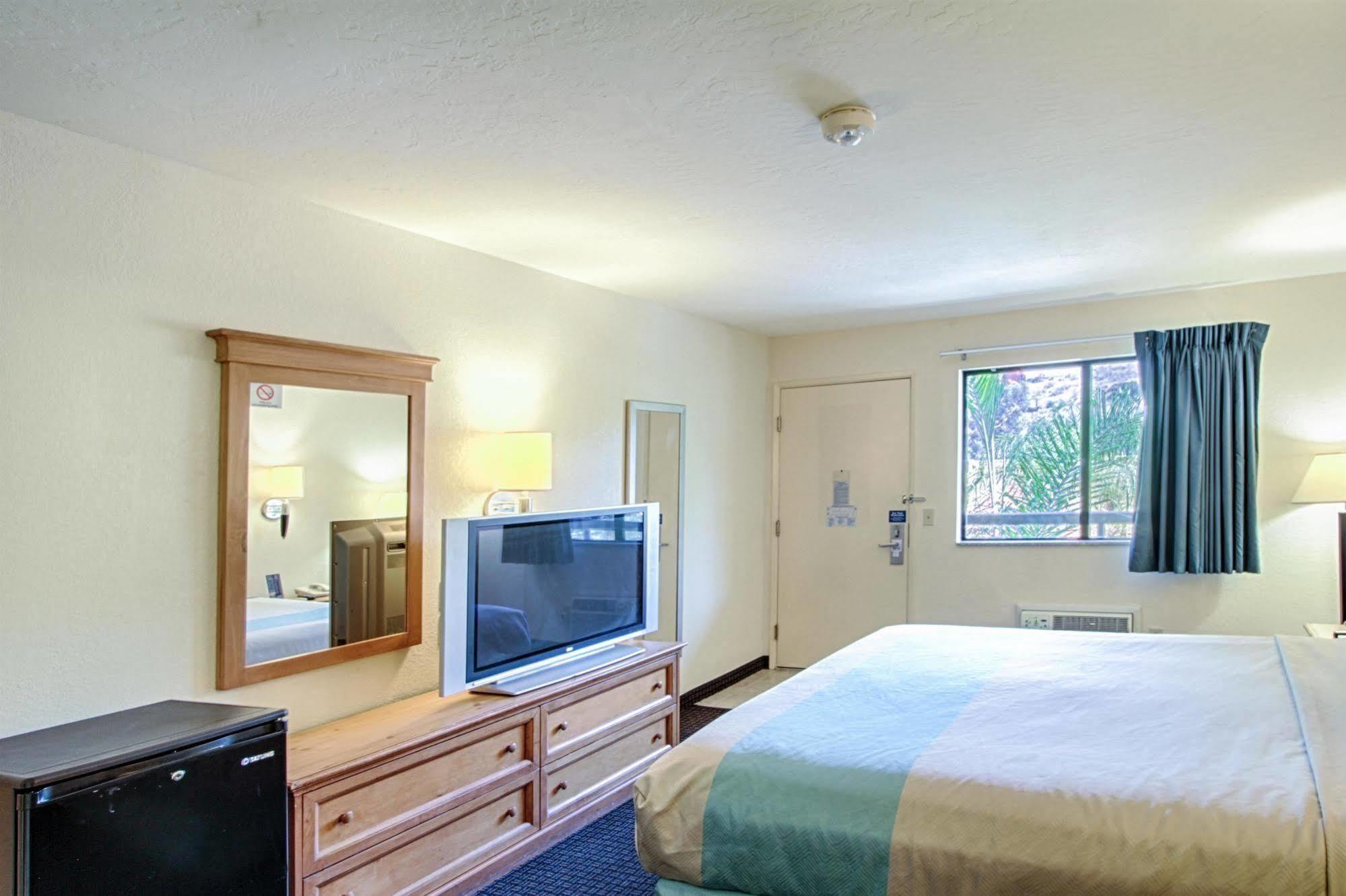Motel 6 San Diego - Mission Valley Exterior photo